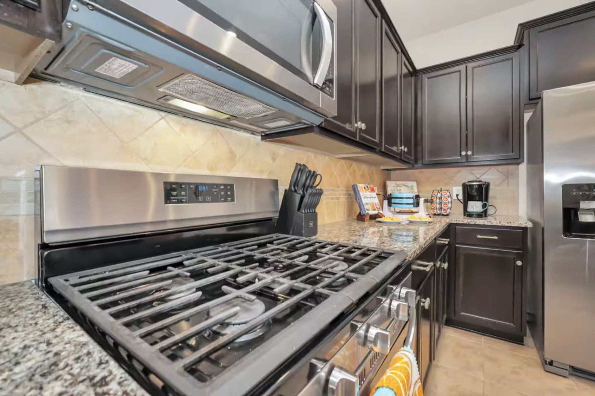 Gas range and microwave in the kitchen